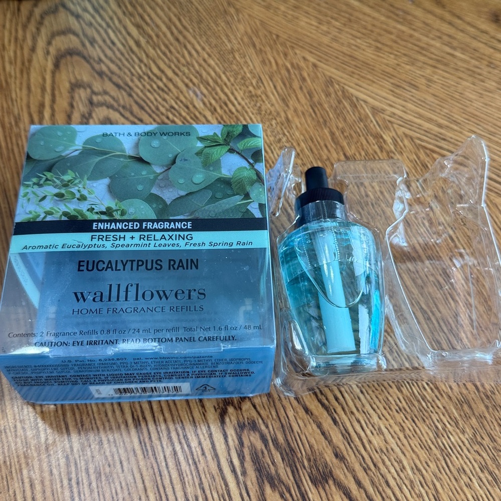 Bath and Body Works Wallflowers Eucalyptus Rain Home Fragrance 1 Refill - NWB - Picture 2 of 4
